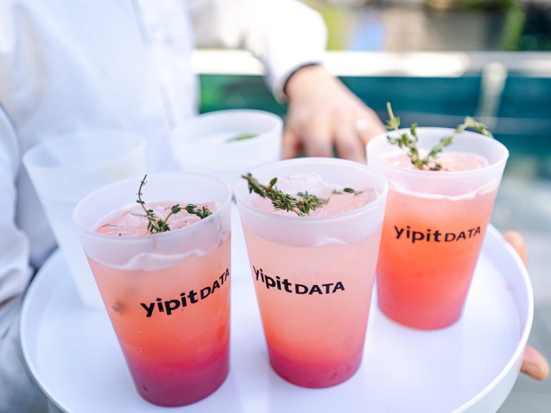 Elegant cocktails and mocktails served sustainably